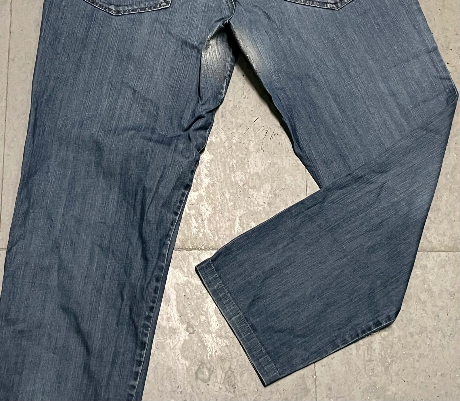 Calça jeans azul com letras de strass na parte de trás – photo 11